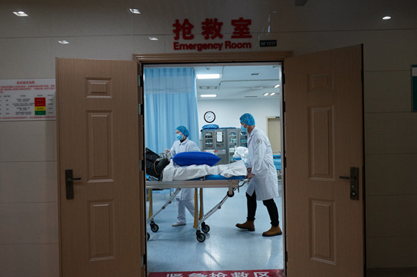 22时53分,患者被抬下救护车送往抢救室.(王祥 杜亚农 许小艺 摄)